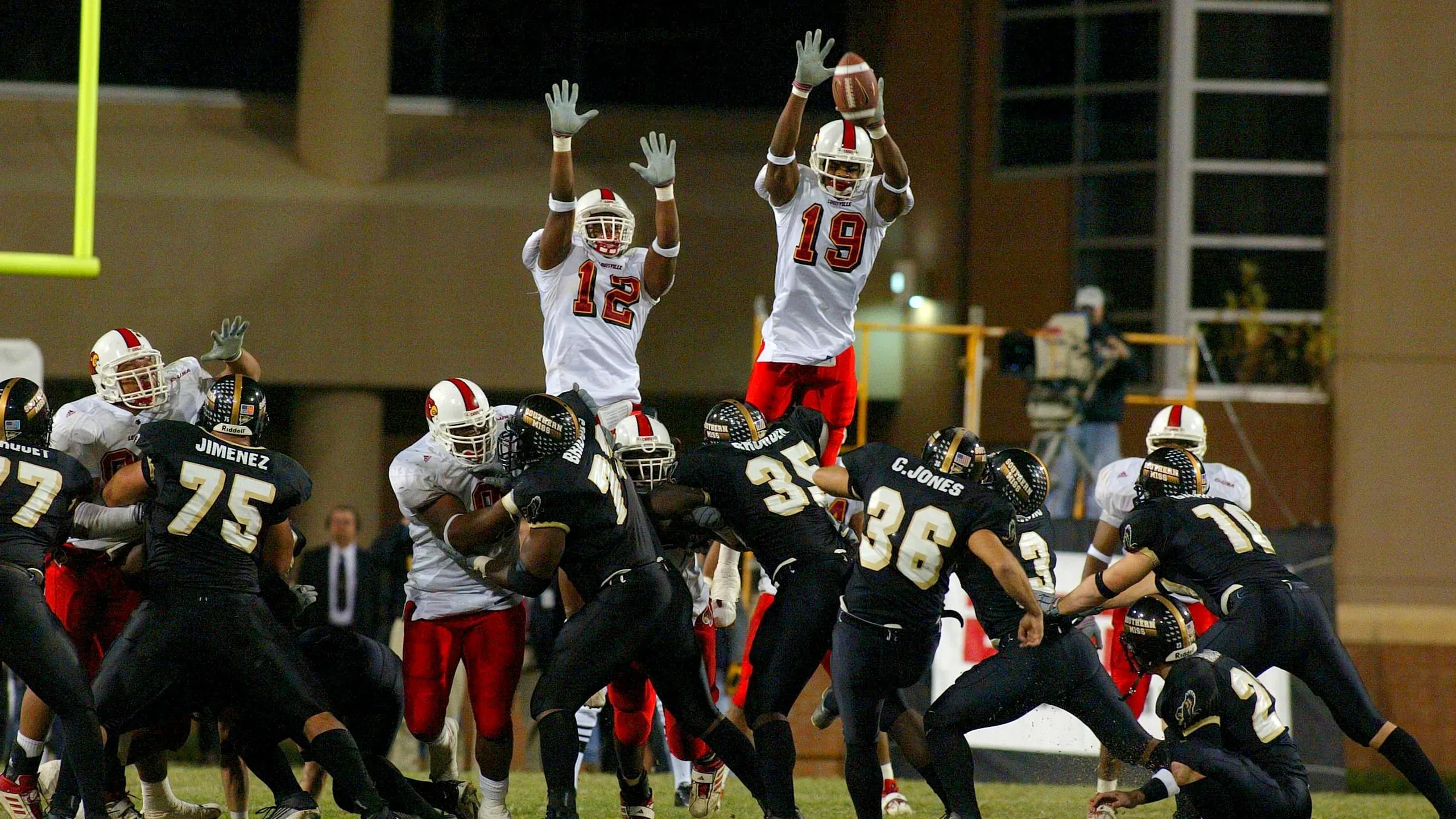 Kerry Rhodes blocks a field goal attempt against Southern Miss